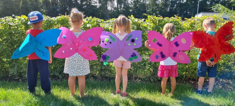 Kinder mit Schmetterlingsflügel