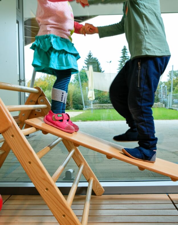 Zwei Kinder in Kita auf Balance-Board