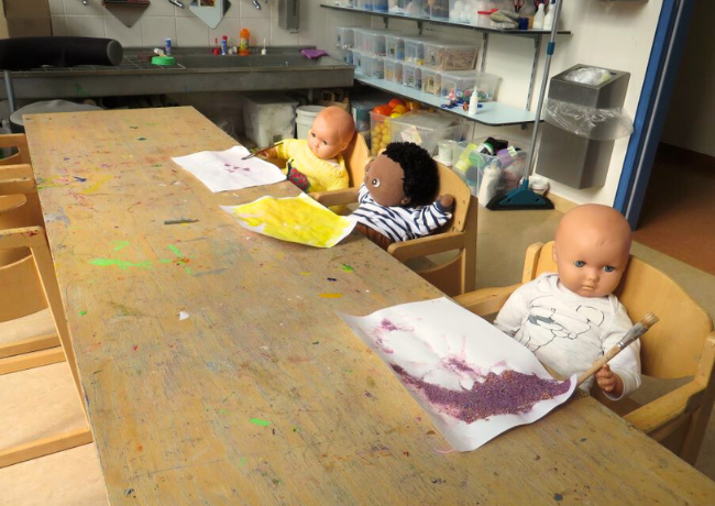 Atelier mit Puppen in Stühlen