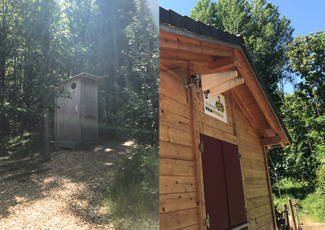 Außentoilette im Wald und Blockhütte